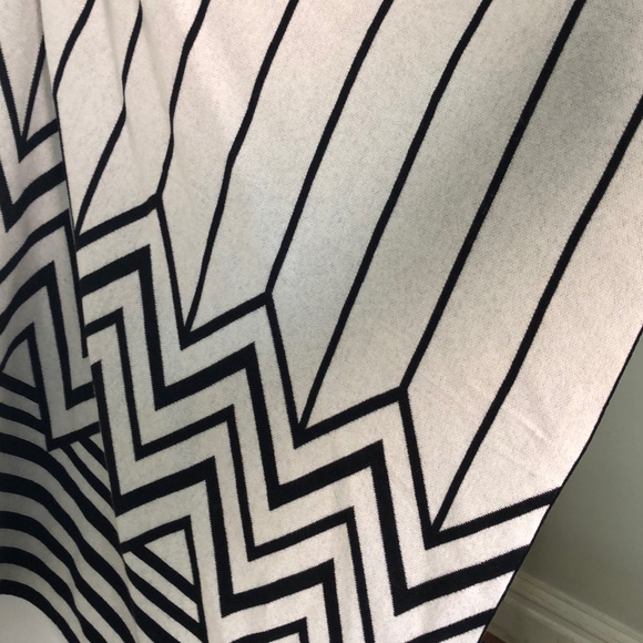 Black and white geo layering sweater - Picture 3 of 3